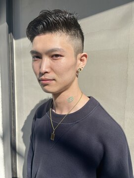 ヘアー アイス ルーチェ(HAIR ICI LUCE) 外国人風刈り上げサイドパート / 井上