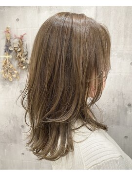 ビスポーク(BESPOKE) 20代30代ミルクティーカラー大人レイヤースタイル