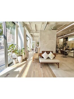 《表参道駅B1出口2分》日が差し込む癒しの空間をご用意。オーガニック×透明感カラーは大人女性に大人気。