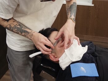 ディーアイジーカットクラブ(DiG CUT CLUB)の写真/ひげや眉毛で印象が変わる！大人の嗜みのシェービングと髭のデザインをご提案。清潔感あるスタイルに導く。