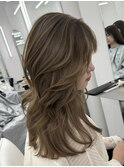 ヘーゼルベージュ　ブリーチなし　レイヤーカット　海外風