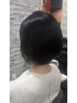 大人女性の長めシャープな前下がりボブ