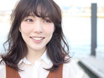 ココ(coco)の写真/大人女性の髪を労わるダメージレスなグレイカラー。自宅でも潤い続く仕上がりで、もっと自由な髪色へ。