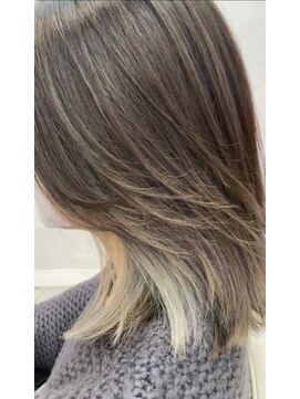 フロラクロマ 上通NEWS裏(FLORACHROMA) ２０代３０代◎ コントラストが効いたイヤリングカラー