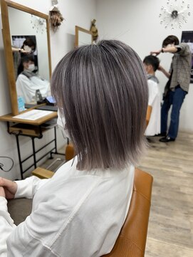 ルチナ 秦野(Lucina) ホワイトシルバー/シャドールーツ/きりっぱなしボブ