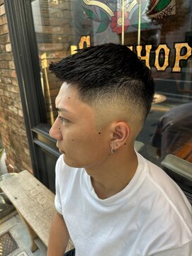 フォーコーナーズ(Four Corners) フェザーアップ/スキンフェード/バーバー/刈り上げ