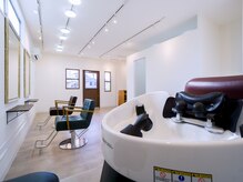 オーブ(ove)の雰囲気(白と木目を基調とした落ち着いた店内)