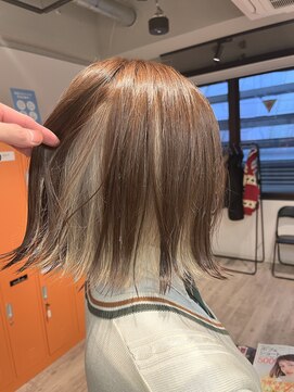 コワファーストナガサキシャンプーボーイ(COIFF1RST NAGASAKI SHAMPOO BOY) インナーカラー×ホワイトベージュ