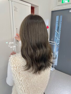 ヌーヴェル(nouvelle) グレーベージュ×ふわっとロング