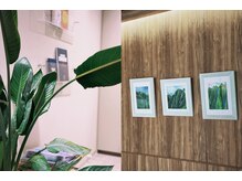 アッシュ 横浜瀬谷店(Ash)の雰囲気（家具・絵・アートなどのいろいろなインテリアが飾ってあります）
