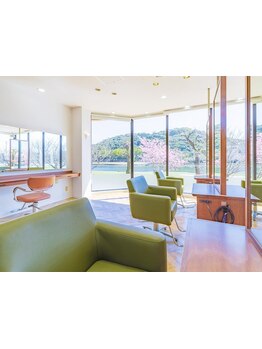 いつまでも綺麗でいたい方におすすめ◎自慢の艶髪ケアカラーと上質なサービスで、理想の美髪に。