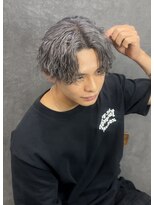 ラクーントウキョウ(RACCOON.TOKYO)&nbsp;【学生向け】ホワイトシルバー　センターパート　縦落ちパーマ