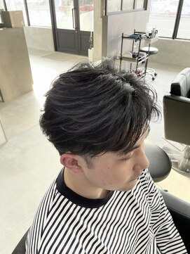 トーン(tone) フェザーショート