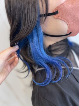 シュカブラ スパングル(Skovla Spangle) ミディアムヘア/イヤリングカラー/ビビッドブルー