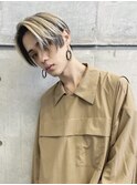 前下がりセンターパートハンサムショート