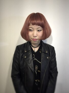 プランクスター(prankster) ［prankster］サーモンピンクのアシンメトリーボブのスタイル