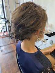 お呼ばれヘアアレンジ定番人気のシニヨンデザイン