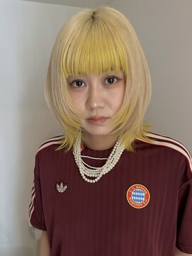 イェッカ パビル(YECCA pabil) 明るめベージュにイエローのデザイン