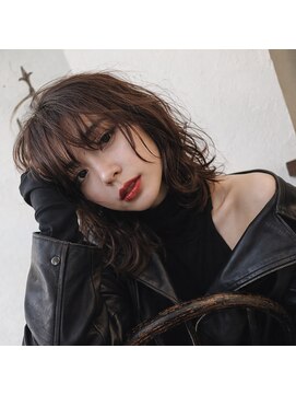 カミナ(KAMINA) ラフな質感が可愛いミディアムスタイル