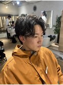 大人メンズヘア黒髪センターパート