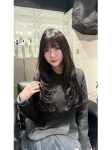 顔まわりレイヤーで動きのあるロングヘア