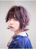 透明感ピンクベージュとふんわりカールのエアリーショートボブ