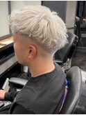 1003プラチナグレージュハイトーンカラーモテ髪刈り上げショート