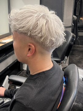 ビンゴ(BINGO) 1003プラチナグレージュハイトーンカラーモテ髪刈り上げショート