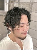 センターパートツイストスパイラルパーマメンズ波巻きパーマ