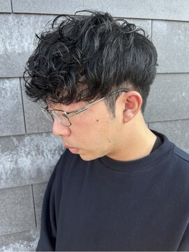 ヒュイル バイ ニアウ(Hwyl by Niau) MEN’S HAIRセンターパートツイストスパイラルシャドウパーマ