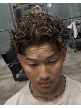 イーラ アメ村店(era) サーフバック　ツイストスパイラル眉カットメンズパーマ