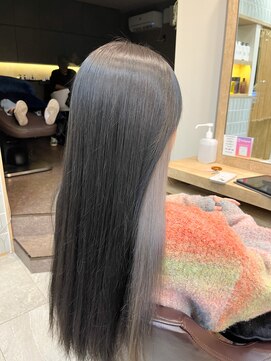 シオン(sion) ホワイトグレーのインナーカラー/シルバーベージュ