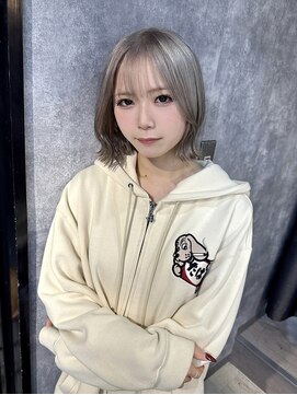 イコ(.ico) ホワイトベージュ×ミディアムボブ