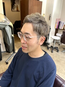 ヘアメイク トルテュ(HAIR MAKE TORTUE) メンズショート×ブリーチ グレーシルバーカラー