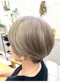 くすみミルクティーカラー、大人グレイヘア、大人丸みショート