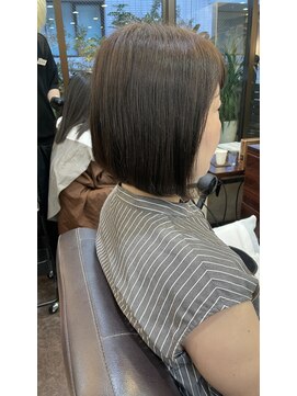 キャラ 池袋本店(CHARA) 前下がりボブ＆AVEDAカラーでツヤ感アッシュに！【ウルフ/大村】