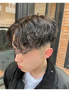 フォーコーナーズ(Four Corners) センターパート／スパイラルパーマ／メンズパーマ／フェード