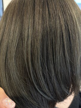 オリーブベージュ