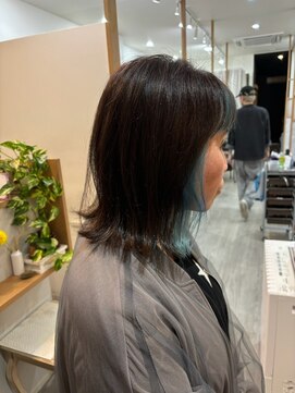 ロッカ(ROCCA) ミニウルフブルーインナーで魅せる外ハネレイヤー