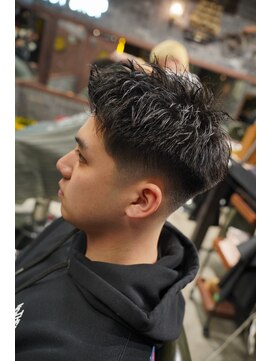 フォーコーナーズカットショップスリーセント 栄(FourCornersCutShop 3/cent) フェードショート