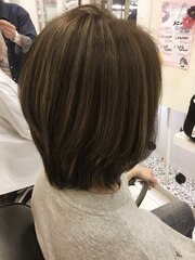 白髪ぼかしハイライト　馴染ませ　ショート