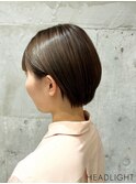 耳掛けショート×プラチナブロンドカラー