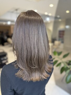 ミズチャーム(Ms.CHARM) レイヤーカット／グレージュカラー／艶髪