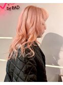 大人可愛いくびれヘアのミディアムピンクレイヤーショート艶感