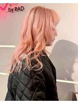 シーン バイ ラッド(SCENE by RAD) 大人可愛いくびれヘアのミディアムピンクレイヤーショート艶感