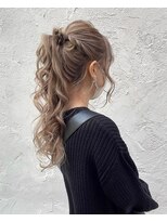 アイユー(ii+U)&nbsp;ハイトーンポニーテール　ロング　アレンジ　華やか