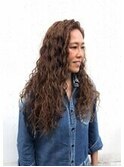 ロングヘアーのナチュラルなスパイラルパーマ