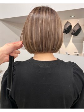 アマレット(Amaretto) 【白髪ぼかし特化】極細ハイライト×艶ミニボブでマイナス5歳