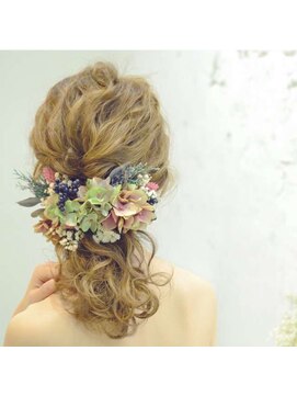 エメールヘア(aimere hair) 生花を使った二次会ヘアアレンジ