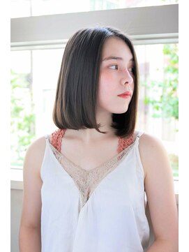 ルティア(Lutia) センターパート 大人かわいい アッシュカラー★★